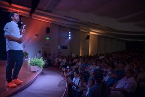 En el auditorio Eduardo Urzaiz Rodríguez, de la máxima casa de estudios de Yucatán, participó en el “Foro Universitario con Candidatas y Candidatos, elecciones 2024, donde presentó su libro México Nuevo, que contiene las propuestas que impulsa en esta contienda electoral para cambiar al país.