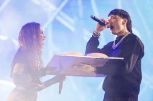 En el evento de Tecate Pal Norte, Peso Pluma subió al escenario en pleno show de Anitta y le dio un  pastel por su cumpleaños. 