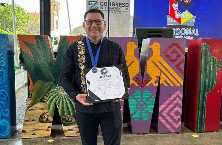Premio al mérito académico a nivel nacional a un maestro yucateco oriundo de Izamal