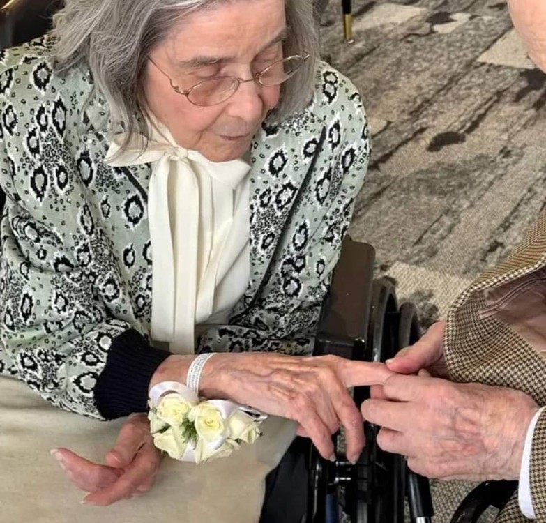 Bernie y Marjorie, vestidos elegantemente para la ocasión, intercambiaron sus votos con lágrimas de alegría en los ojos