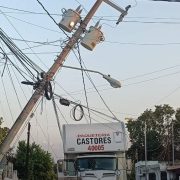 Tráilero deja sin luz a una colonia arrastro los cables y casi tira el poste
