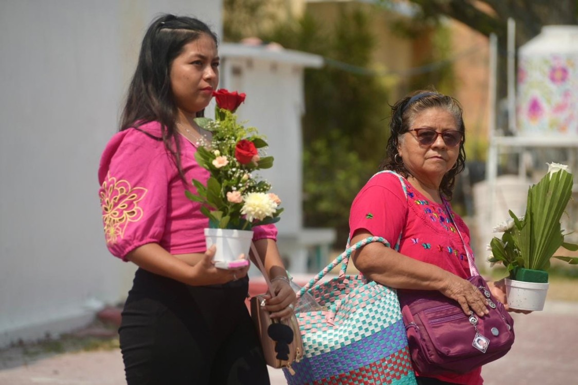 Miles ciudadanos visitaron los panteones
