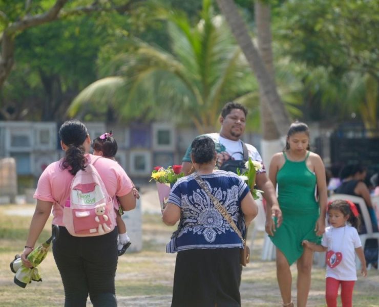 Miles ciudadanos visitaron los panteones