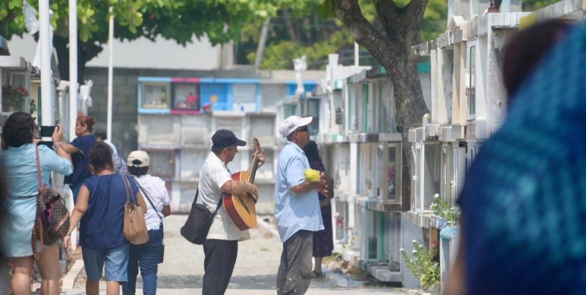 Miles ciudadanos visitaron los panteones