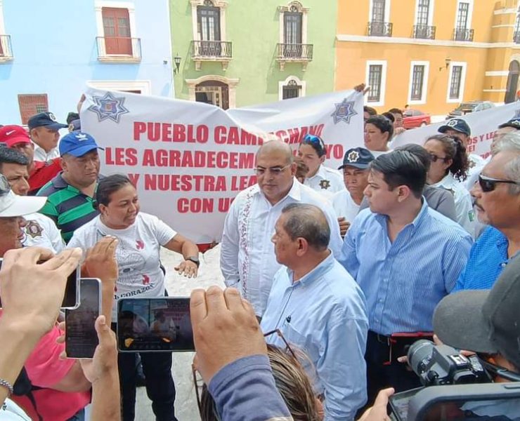 Policías protestan en Palacio