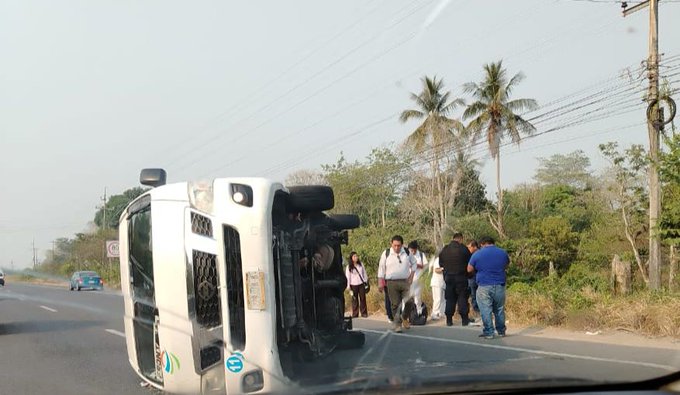 La Urvan blanca quedó volcada sobre la carretera Frontera-Villahermosa