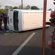 Volcadura de una Van en carretera Frontera-Villahermosa deja cinco heridos