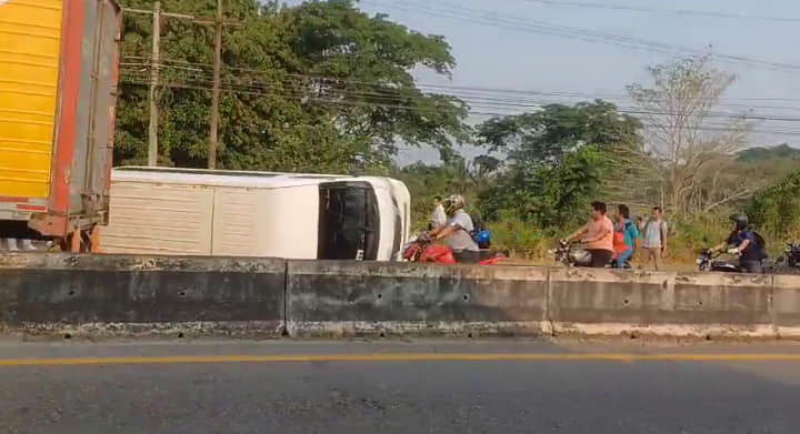 Volcadura de una Van en carretera Frontera-Villahermosa deja cinco heridos 
