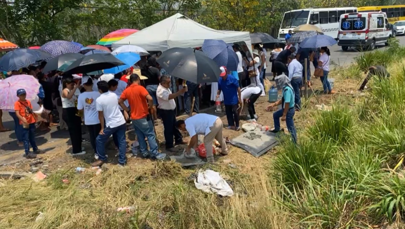 Los familiares de las víctimas llegaron al lugar donde ocurrió el accidente hace una semana