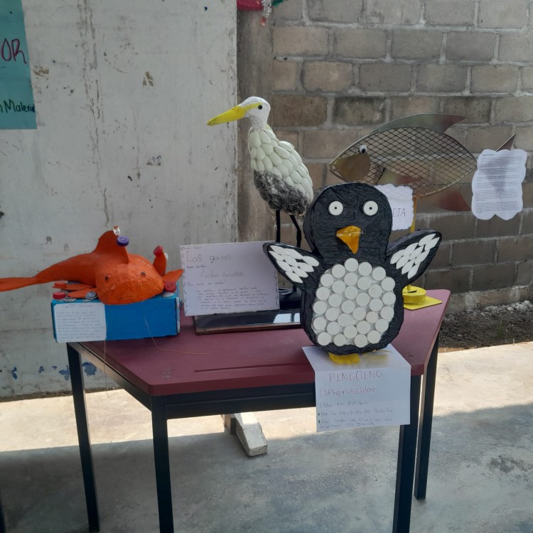 Las esculturas de especies animales creadas con materiales sintéticos de reúso