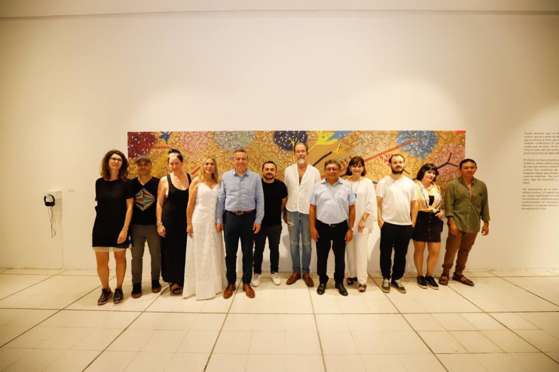 se trasladó al Centro Cultural "Olimpo" para disfrutar de la exposición "Manos - Ka'ap'eel K'ab"
