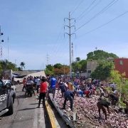 Vuelca tráiler de cervezas en Isla Aguada