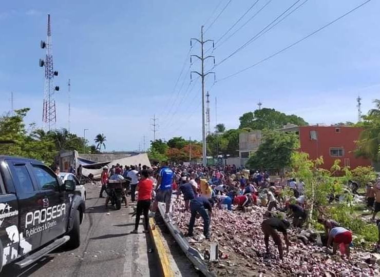 Vuelca tráiler de cervezas en Isla Aguada