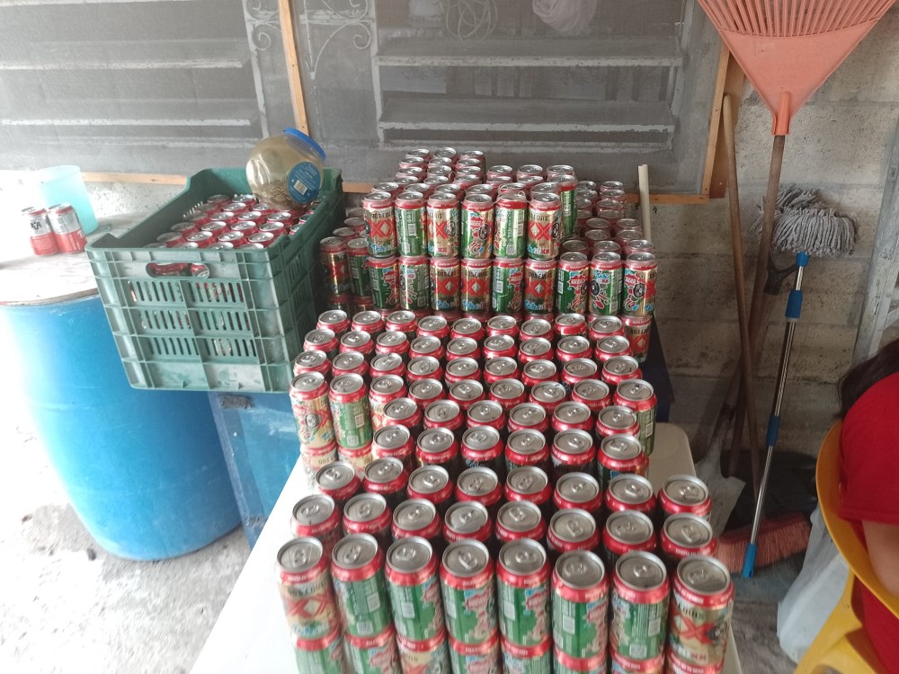 Vuelca tráiler de cervezas en Isla Aguada