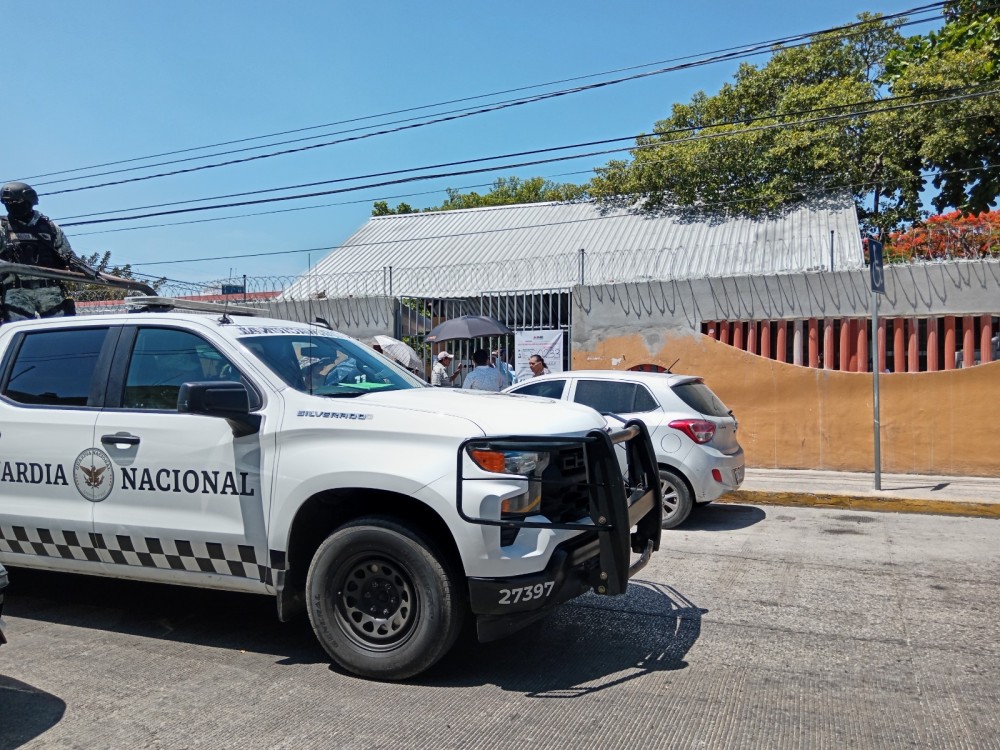 Candidato a la alcaldía de Carmen por MOCI acudió a votar con protección