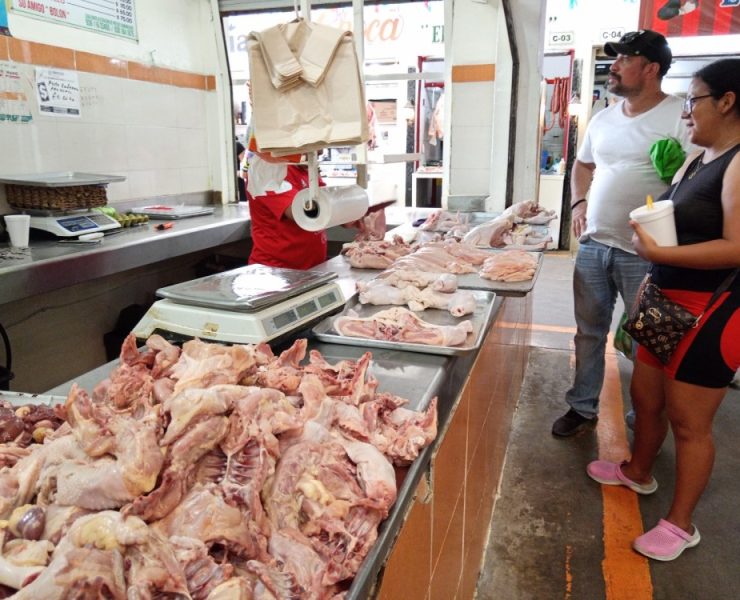 Comerciantes de pollos del mercado AFA venden productos frescos