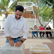 Acude Pablo Gutiérrez Lazarus alcalde del Carmen a emitir su voto