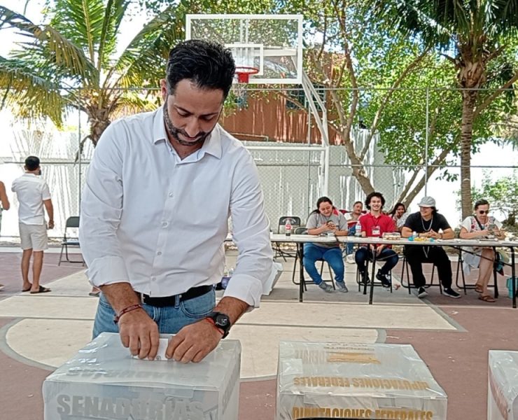 Acude Pablo Gutiérrez Lazarus alcalde del Carmen a emitir su voto