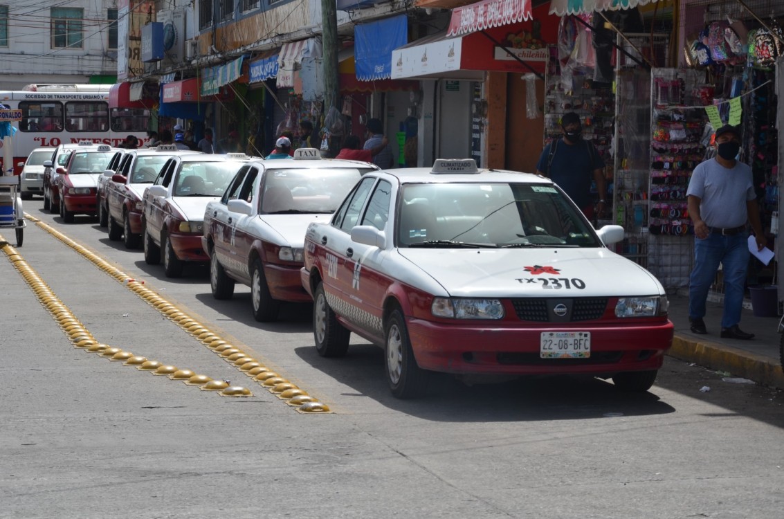 Taxistas piden al IET combata a taxis piratas