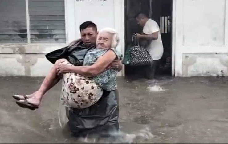 Rescatan a una abuelita en Tizimín su vivienda se inundo