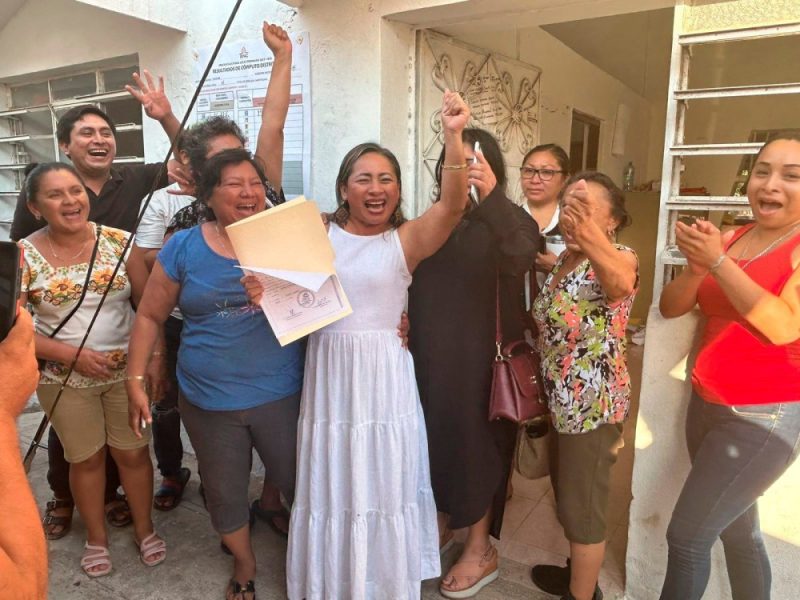 Alba Cristina Cob recibe constancia como Diputada Local del Distrito 11