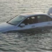 Automóvil cae en la Ciénega de Chelem