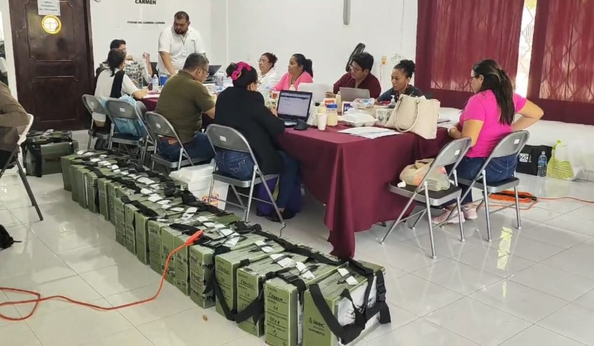 Trasladan paquetes electorales a Palizada