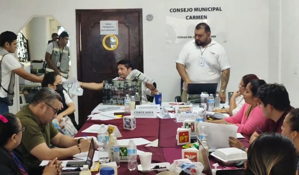 Trasladan paquetes electorales a Palizada