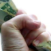 ¡Por amor al dinero somos capaces de vender nuestra propia dignidad!