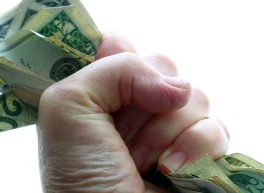 ¡Por amor al dinero somos capaces de vender nuestra propia dignidad!
