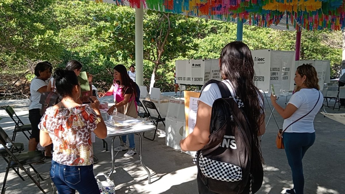 Acude Pablo Gutiérrez Lazarus alcalde del Carmen a emitir su voto