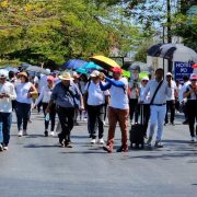 Maestros de la Sección 33 del SNTE marchan rumbo al aeropuerto de Mérida