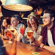 Si andas de parranda con amigos.