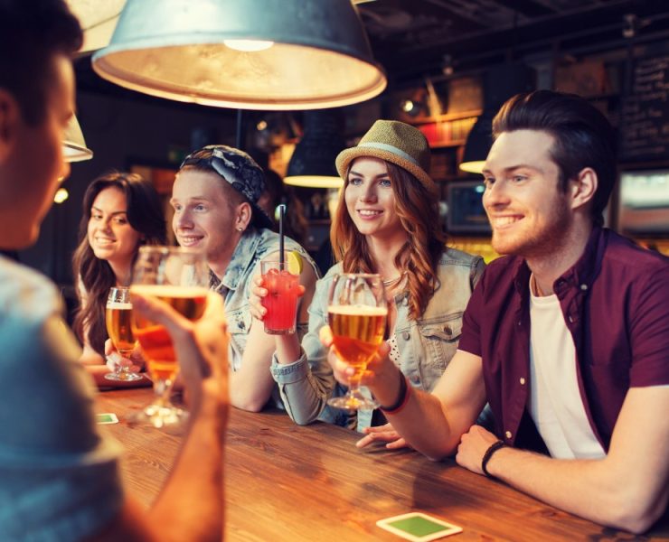 Si andas de parranda con amigos.