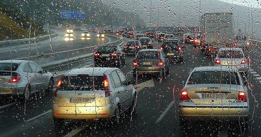 ¿Como conducir bajo la lluvia?
