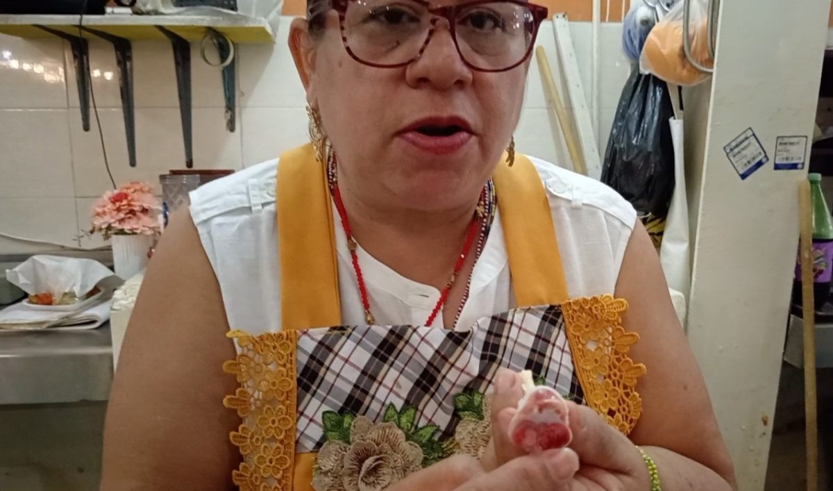 Comerciantes de pollos del mercado AFA venden productos frescos