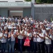 Entre las demandas del SNES se incluyen la mejora de las condiciones laborales mediante la revisión de los salarios, bonificaciones y beneficios