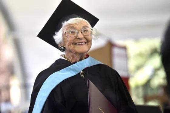 Su historia inspira a personas de todas las edades a perseguir sus sueños educativos y a no rendirse frente a los desafíos