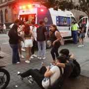 Lo que empezó como festejo por la culminación del semestre, terminó en tragedia, ambulancias, y desalojo en la CDMX, durante un evento estudiantil.