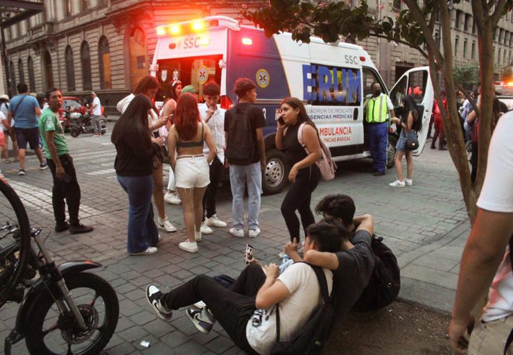 Lo que empezó como festejo por la culminación del semestre, terminó en tragedia, ambulancias, y desalojo en la CDMX, durante un evento estudiantil.