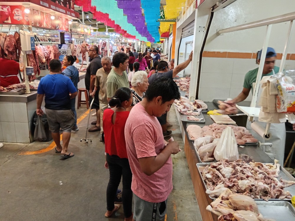 Estable venta de pollos en el mercado AFA