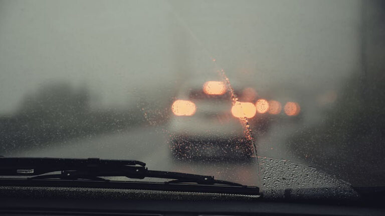 ¿Como conducir bajo la lluvia?