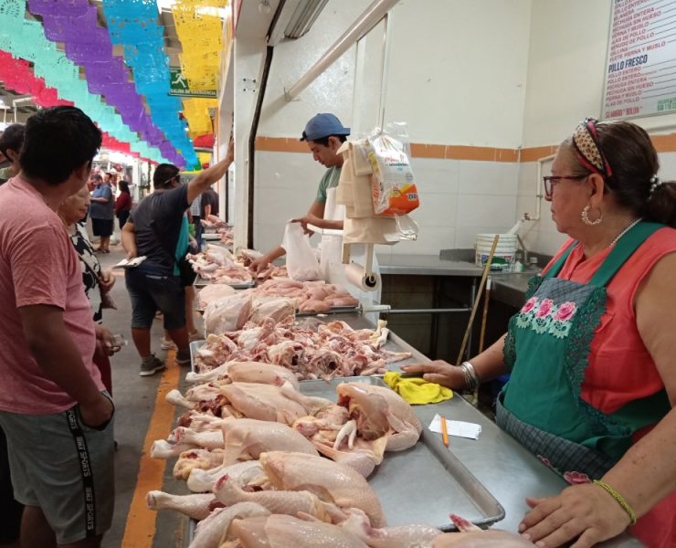Estable venta de pollos en el mercado AFA