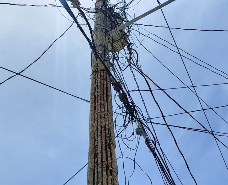 En riesgo familias de la colonia San Nicolás por poste viejoSan Nicolás