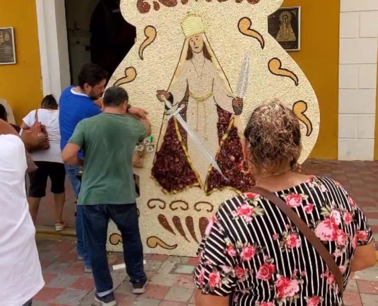 Artesanos poblanos realizan enorme arco con semillas