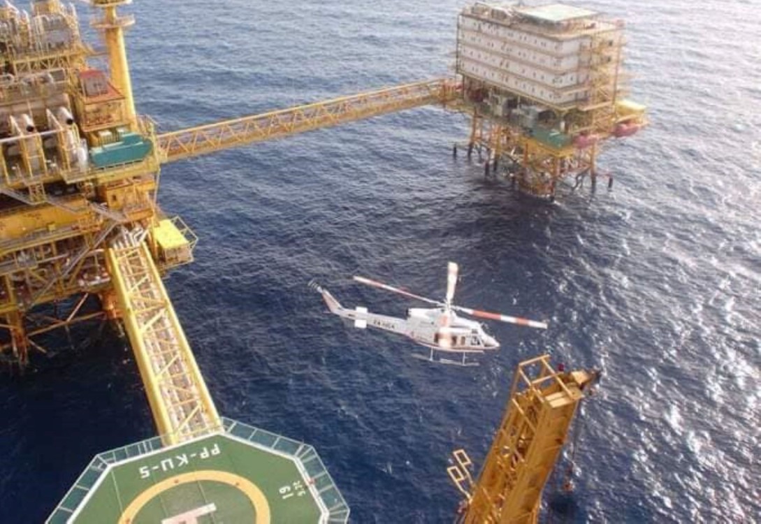 la puerta de equipaje está amarrada con cinta para evitar que esta se abra