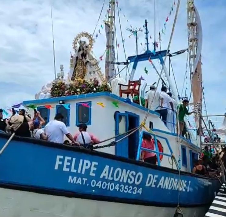 Miles de católicos presencian el paseo de la Virgen del Carmen por mar