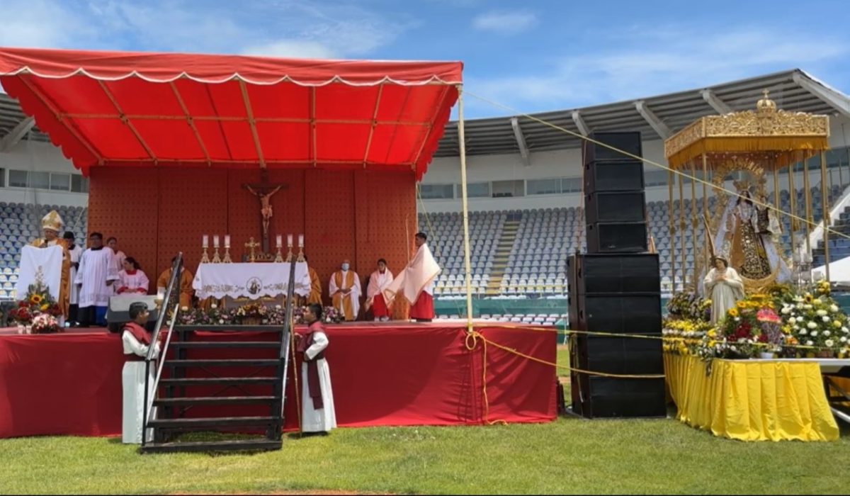 Miles de fieles acompañaron a la Virgen del Carmen en el paseo por tierra