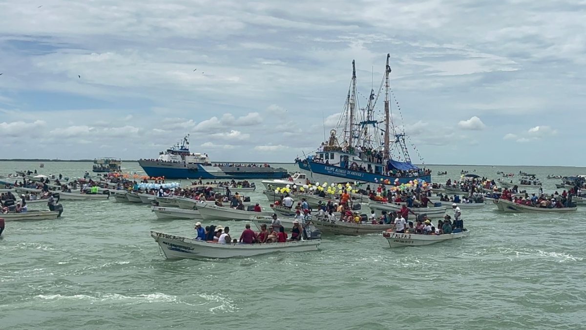 Miles de católicos presencian el paseo de la Virgen del Carmen por mar