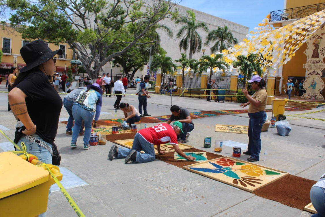 Artesanos de Puebla llevan 15 años elaborando la alfombra de aserrín